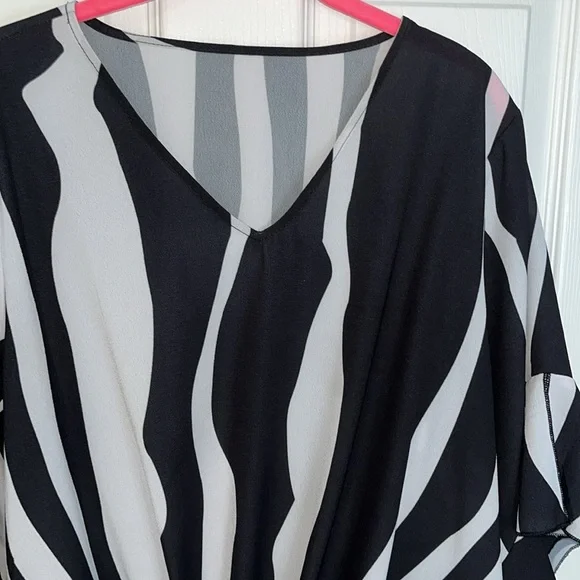SHEIN top tie in the front ruffled on the sleeves extra large - Picture 2 of 4